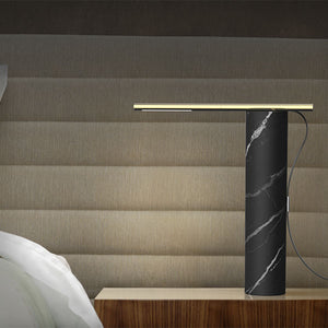 La lampe de table T.O, par Pablo Designs, célèbre et renforce l'importance de la lumière comme pilier de notre vie quotidienne. Une colonne monolithique se dresse pour soutenir une ligne de lumière afin de fournir un contrôle précis de la lumière.