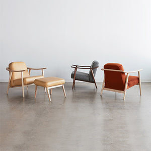 Ode au minimalisme nordique chaleureux, le fauteuil et l'ottoman Baltic par Gus* Modern sont conçus pour s'harmoniser avec la vie contemporaine. Élégants et compacts, avec des cadres en bois massif épurés, ils transmettent une sensation de calme