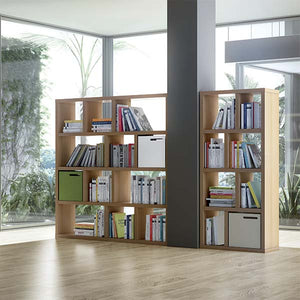 Berlin 004 de TemaHome est une bibliothèque unique qui n'aime pas le statu quo, elle préfère créer des compartiments carrés et rectangulaires pour accueillir parfaitement les livres et la décoration du salon.