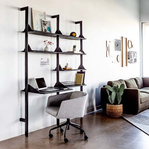 La conception de Branch par Gus* Modern, comporte différentes configurations d'étagères qui peuvent être des étagères ou transformées en un espace de travail avec l'ajout d'une unité de bureau.