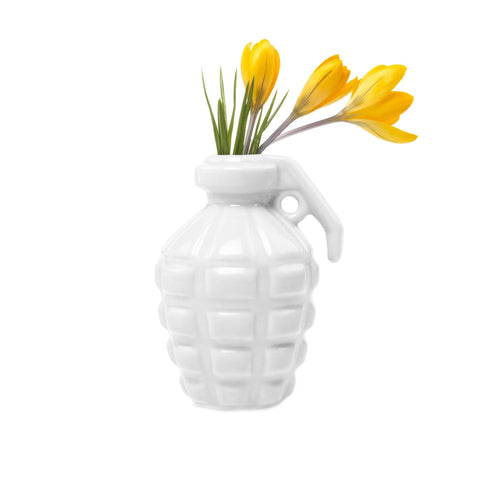 Kapow de Chive : bien plus qu'un simple vase en porcelaine, c'est une œuvre d'art fonctionnelle en forme de grenade qui égaye votre espace de vie et suscite des conversations animées.