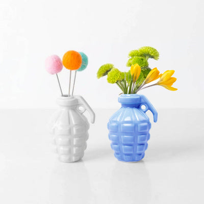 Explorez l'originalité du vase grenade Kapow, un vase qui promet de vous faire sourire et d'élever le niveau de vos arrangements floraux avec son accent unique.