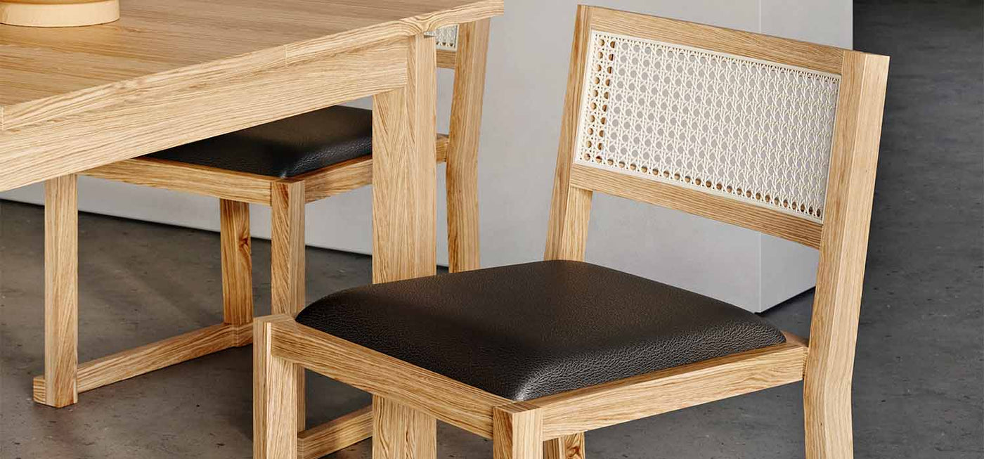 Les techniques traditionnelles de cannage mettent en valeur le dossier, tandis qu'un cadre en bois massif ajoute un attrait moderne et robuste au reste de la forme de la chaise Eglinton de Gus* Modern.