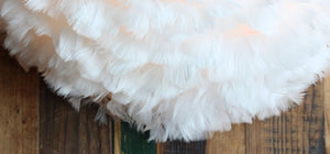 Fabriqué à partir de plumes d'oie entièrement naturelles, l'abat-jour Eos Up d'Umage donne une lumière douce et chaude qui ajoute une touche sophistiquée et élégante à tout décor intérieur.