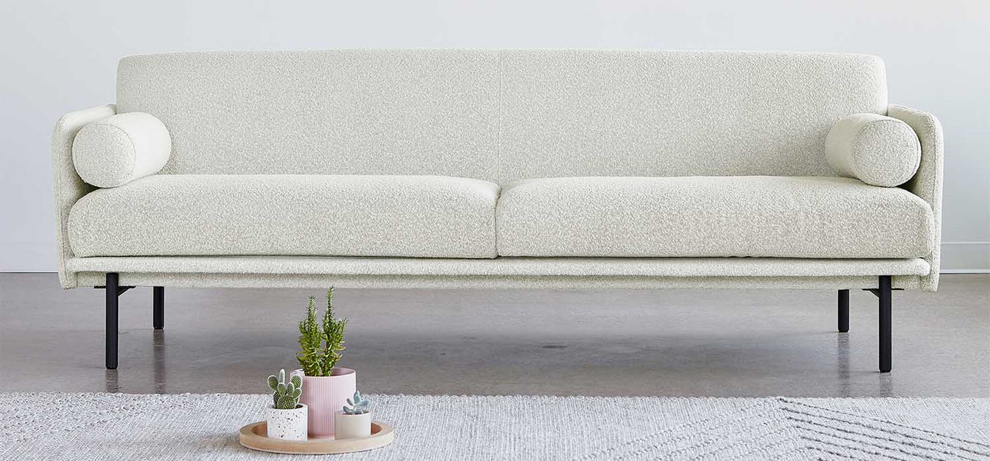 Inspirée par des éléments du design scandinave classique, le sofa Foundry offrent une grande sophistication, mettant en valeur un cadre de dossier étroit et extra-plat, et des coussins semblant flotter.