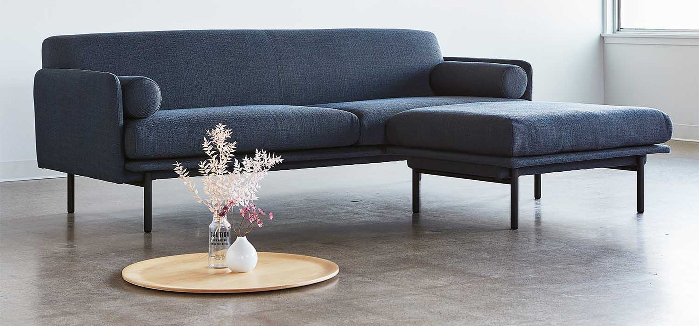 Inspirée par des éléments du design scandinave classique, le sofa sectionnel Foundry offrent une grande sophistication, mettant en valeur un cadre de dossier étroit et extra-plat, et des coussins semblant flotter.