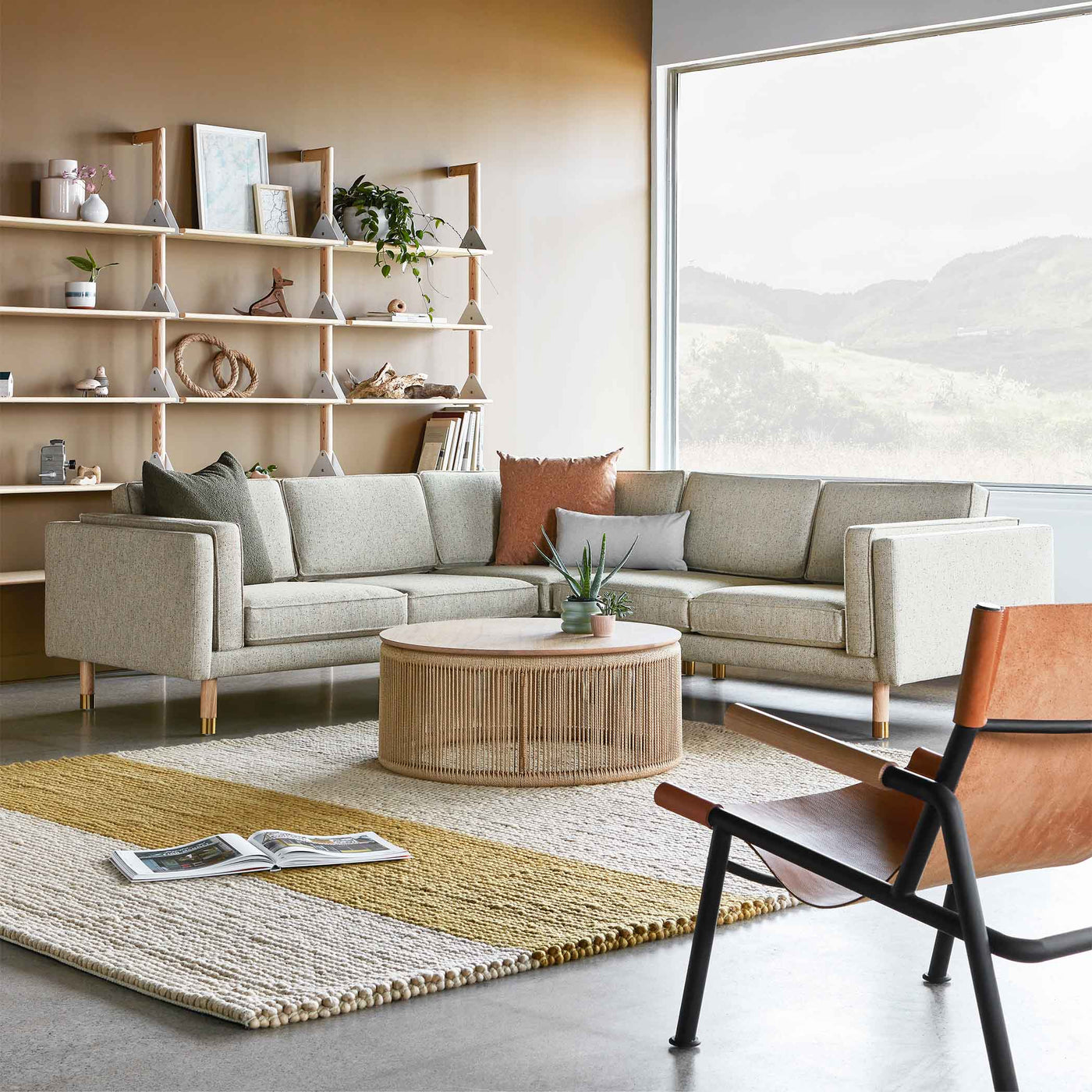 Augusta de Gus* Modern : un sofa bi-sectionnel polyvalent et confortable, mariant modernisme classique et tendances Mid-century, avec des détails raffinés et des matériaux durables.