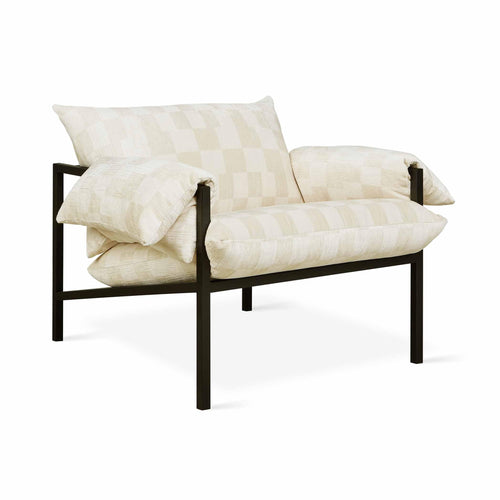 Découvrez le fauteuil Fulton de Gus* Modern : confort contemporain et style Mid-century brésilien en parfaite harmonie.Tissu Mosaic Shell.
