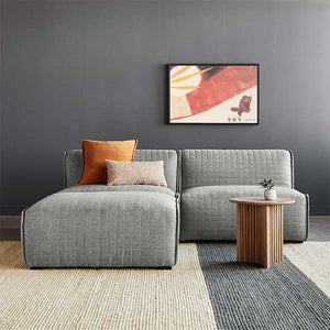 Nüspace Mobilier (Canada) présente Gus* Modern, une compagnie de conception et de fabrication de meubles basée à Toronto, au Canada. La collection de Gus* comprend des sofas, des fauteuils, des tabourets, des lits, des luminaires et aussi des accessoires.