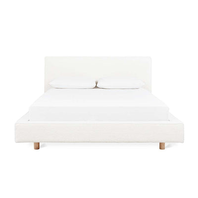 Le Parcel de Gus* Modern : l'alliance parfaite du moderne et du classique. Un lit plate-forme avec une tête de lit carrée et des coutures françaises pour un look unique.