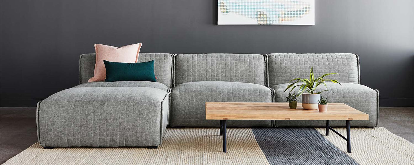 La collection modulaire Nexus de Gus* Modern se compose de trois éléments de siège (fauteuil sans bras, coin et ottoman) qui peuvent être combinés de multiples façons pour créer un sofa ou un sectionnel sur mesure pour votre espace.