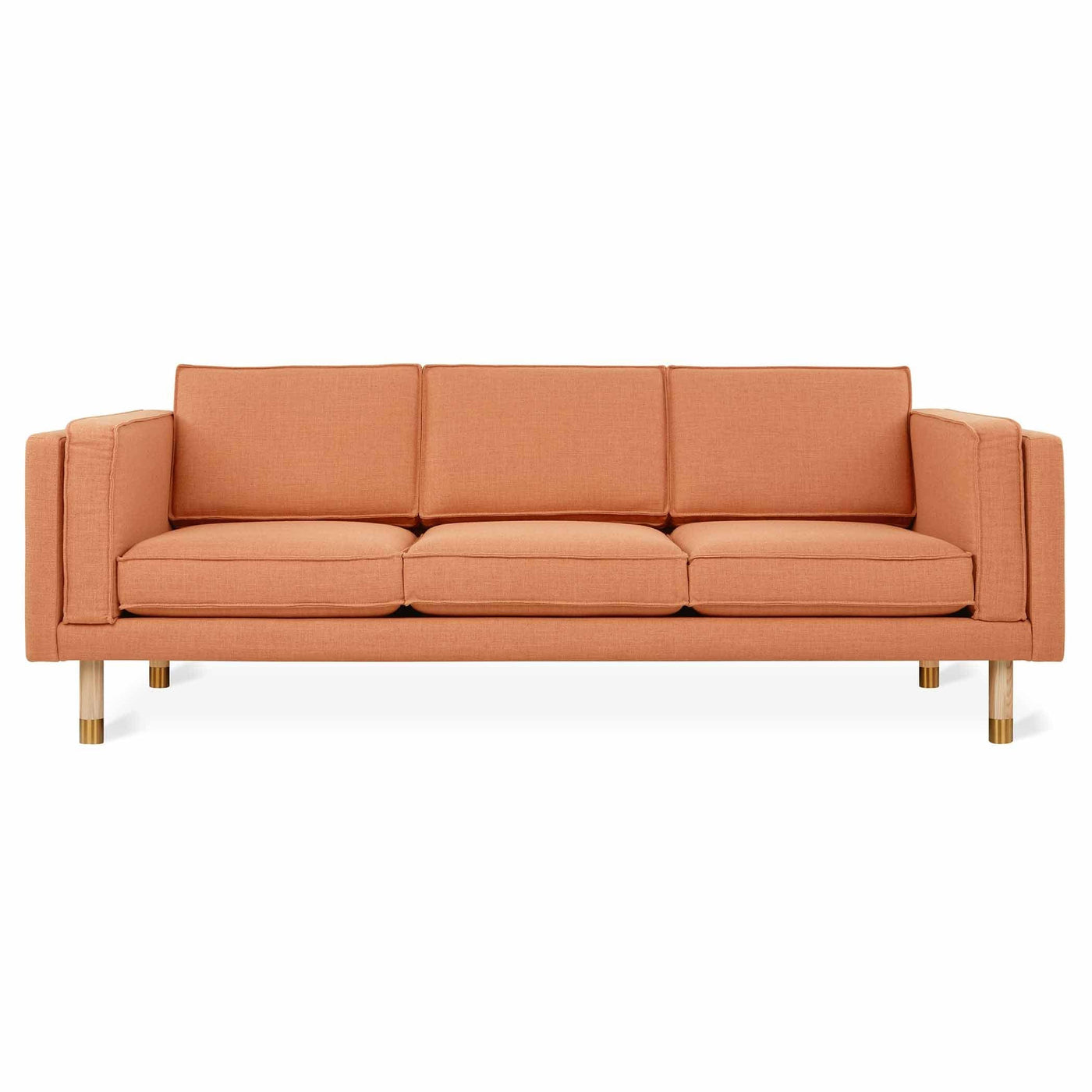 Explorez Augusta de Gus* Modern, un sofa qui va au-delà du simple mobilier pour devenir une déclaration de style et d'engagement envers un avenir plus responsable. Tissu Caledon Sedona.