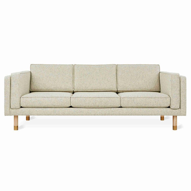 Augusta de Gus* Modern : un sofa club 3-over-3 alliant élégance intemporelle et innovation écologique, pour un design Mid-century résolument tourné vers l&