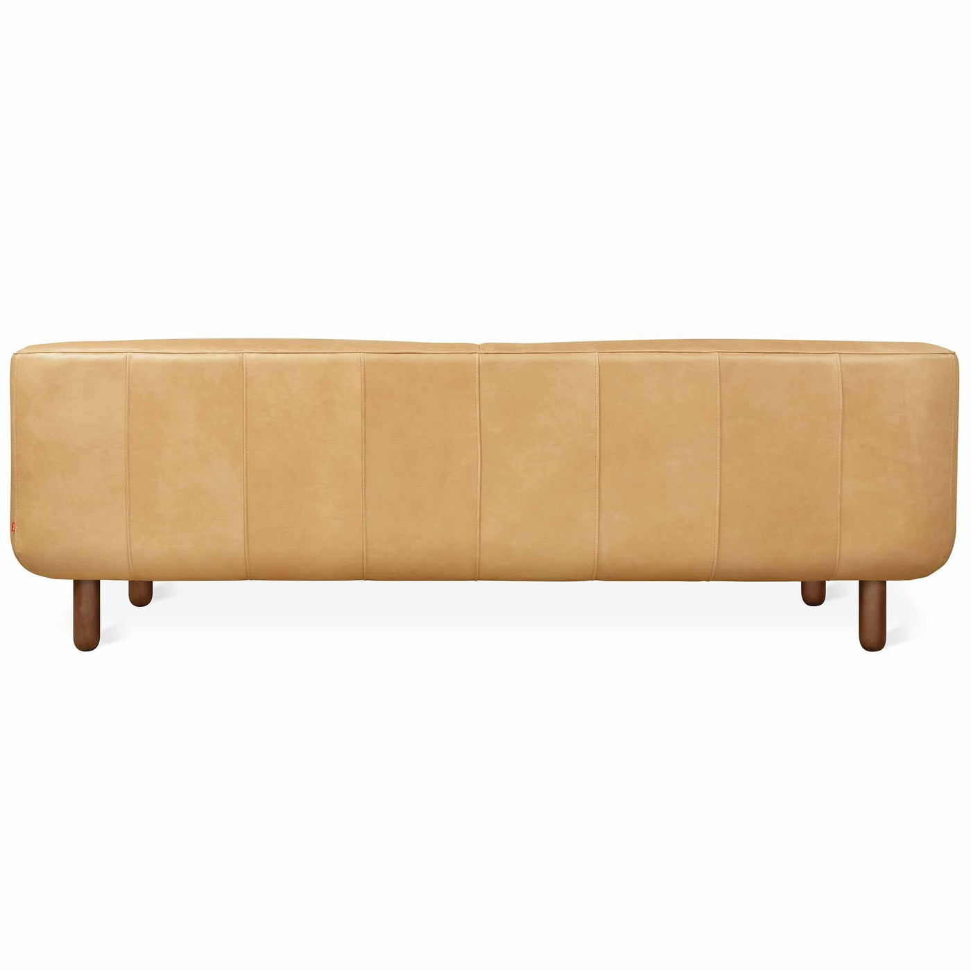 Beaconsfield de Gus* Modern : un sofa qui marie habilement tradition et modernité, offrant un luxe intemporel et un confort supérieur dans un cadre élégant et enveloppant.