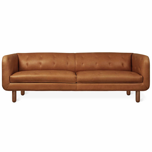 Sofa Beaconsfield de Gus* Modern : l'union parfaite entre tradition et modernité, offrant confort et style avec son luxueux cuir tufté et son cadre enveloppant de style smoking. Cuir brun.