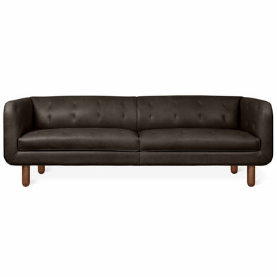 Beaconsfield de Gus* Modern : un héritage de style et de confort, où le luxueux cuir tufté rencontre un cadre enveloppant de style smoking, créant un sofa qui promet une détente ultime. Cuir noir.