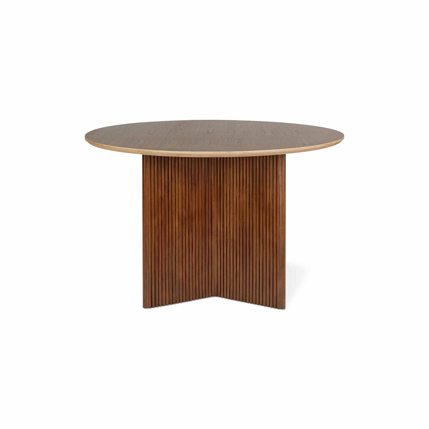 La table Atwell ronde de Gus* Modern : une pièce maîtresse contemporaine inspirée des motifs néoclassiques, offrant une esthétique audacieuse et raffinée pour tout espace de vie.