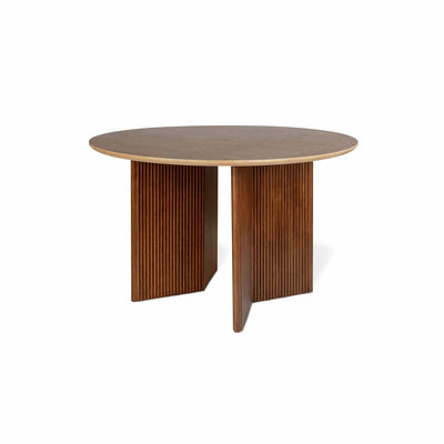 Vivez l'élégance intemporelle avec la table Atwell de Gus* Modern, une pièce d'ameublement qui transcende les tendances éphémères pour ajouter une touche de sophistication à tout intérieur moderne.