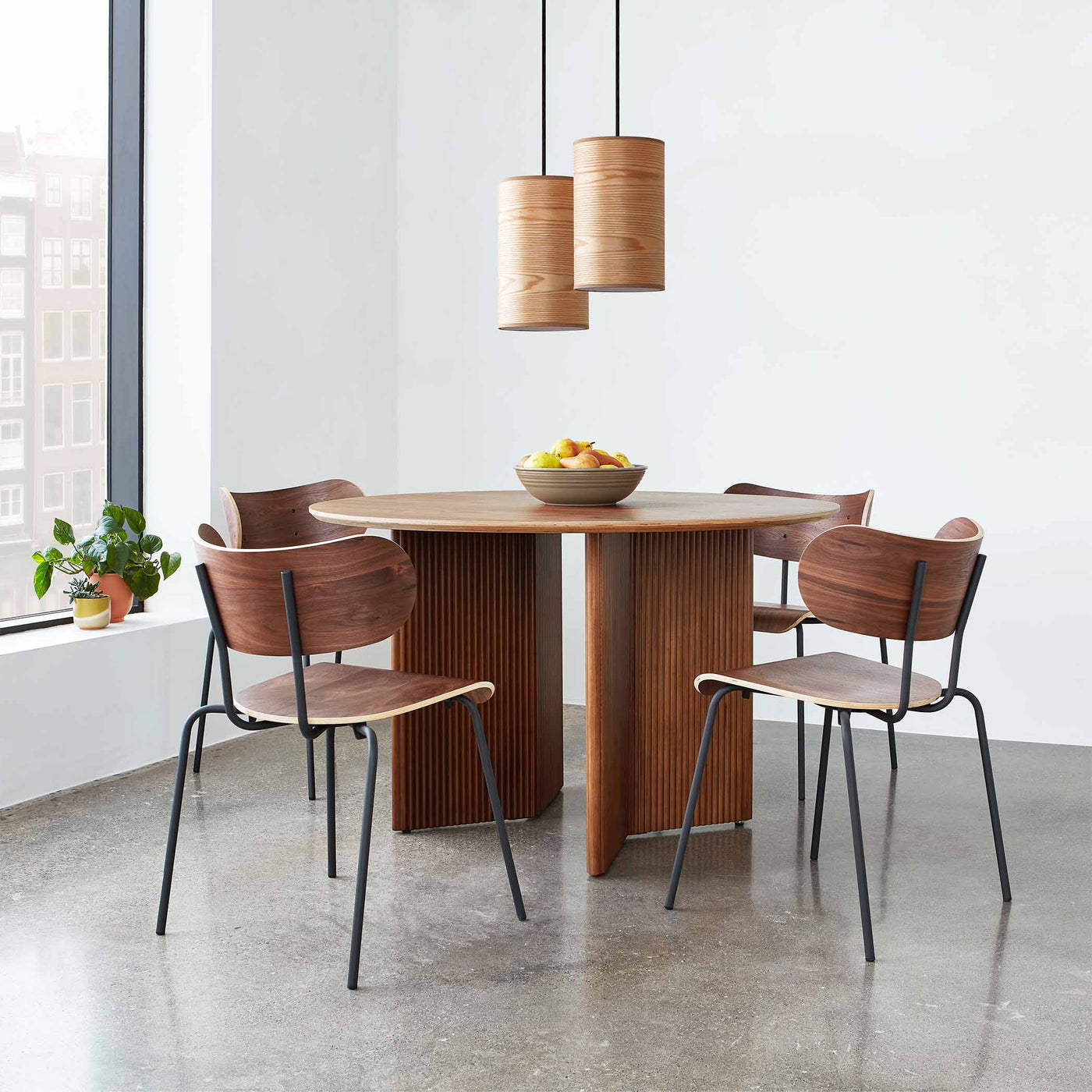 Découvrez l'élégance de la table Atwell de Gus* Modern, avec sa base à double chevron et ses détails festonnés en bois massif, apportant une touche d'authenticité et d'élégance à votre intérieur.
