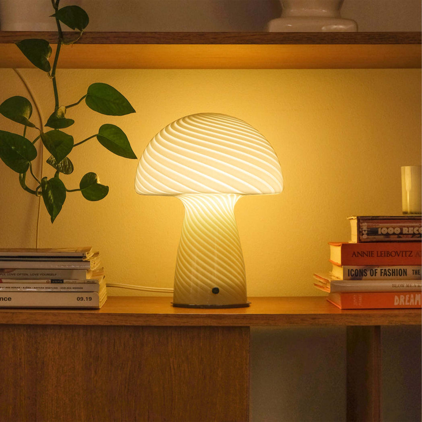 Créez une atmosphère apaisante et sophistiquée avec les lampes Champignon de Humber, des luminaires en verre artisanal, ajoutant une touche d'originalité à tout décor intérieur.
