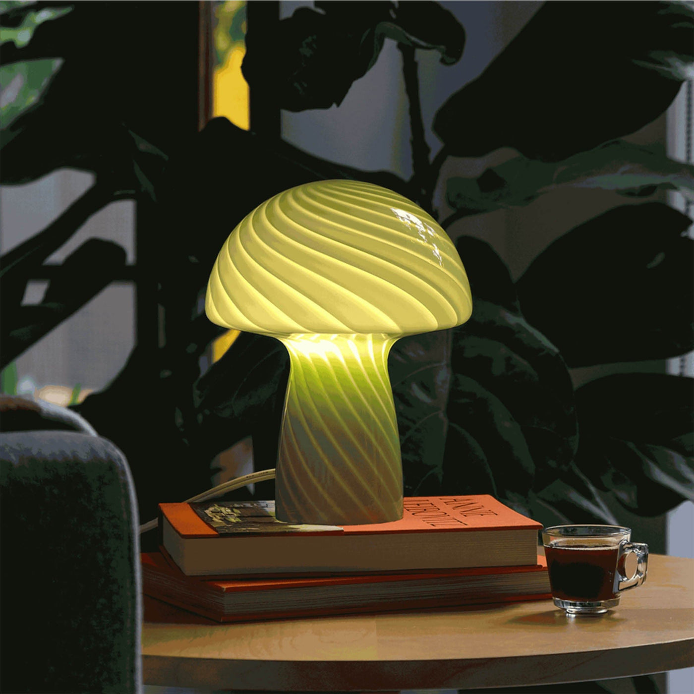 Découvrez l'élégance artisanale avec les lampes Champignon de Humber, des luminaires en verre semi-transparent, soigneusement peints à la main pour une ambiance chaleureuse et moderne.