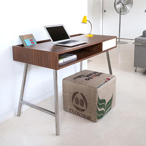 Le bureau Junction par Gus* Modern présente un design minimaliste qui convient parfaitement au bureau à domicile ou aux espaces ouverts. Le compartiment de rangement ouvert peut être utilisé pour stocker des livres et des magazines