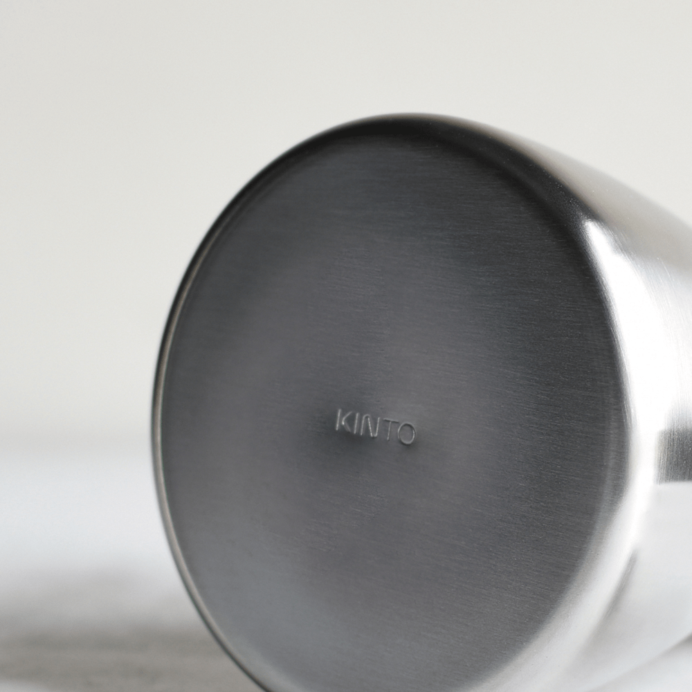 KINTO allie design élégant et fonctionnalité avec sa bouilloire ronde. L'acier inoxydable et le nylon assurent une durabilité exceptionnelle.