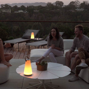 La lampe de table UMA par Pablo Designs redéfinit la lanterne portable pour l'ère moderne. Fusionnant la technologie LED Warm Dim à la pointe de la technologie avec un son surround haute fidélité à 360°