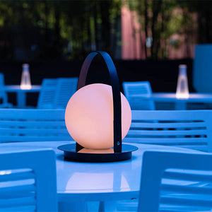 Basée sur la Bola Sphere Table 8, la lanterne Bola de Pablo Designs ajoute une poignée en cuir de première qualité et une batterie rechargeable qui permet un niveau de portabilité nouveau pour la famille Bola.