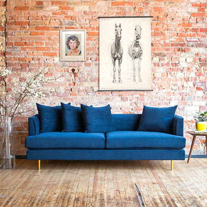Le sofa Margot de Gus* Modern incarne l'élégance moderne avec ses bras gracieux, ses coutures à la française et ses coussins lâches et luxueux enveloppés de Dacron® pour créer un look à la fois contemporain et intemporel