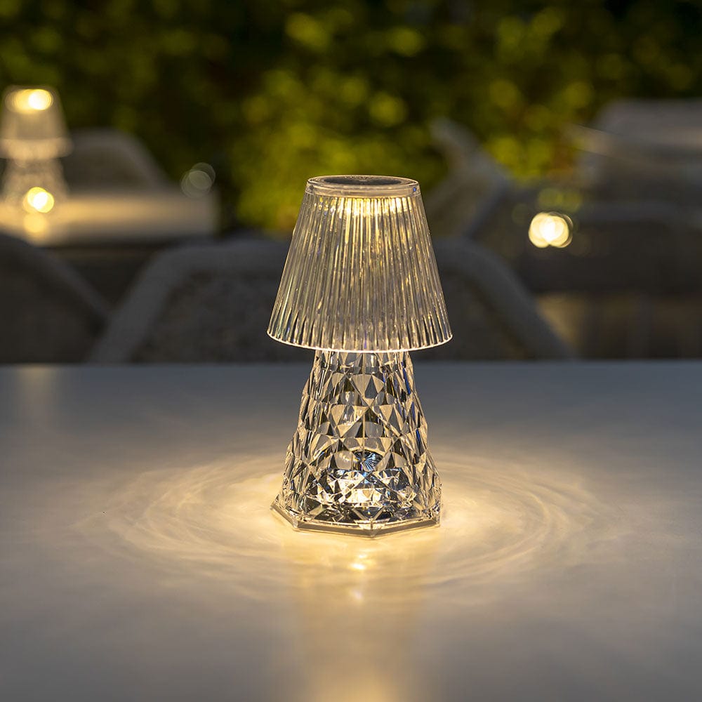 Nüspace présente la lampe de table Lola Lux de Newgarden. Elle est un choix élégant et stylé pour tout environnement qui nécessite un éclairage d'appoint. Sa conception en polyamide transparent et durable lui confère une apparence unique et moderne.