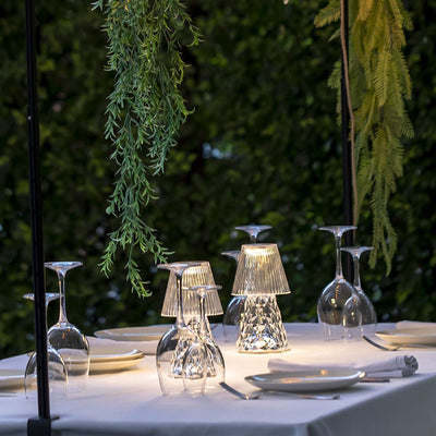 Le design distinctif de la lampe de table Lola Lux de Newgarden et sa qualité de fabrication supérieure sont à l'origine de sa popularité auprès des clients exigeants.
