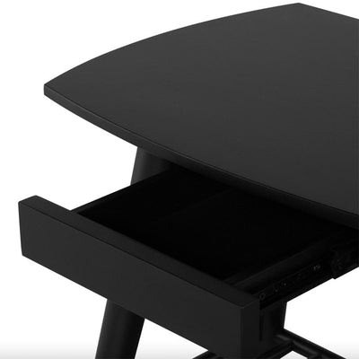 Avec son charme discret du design Mid-century Modern, la table d'appoint Ari de Nuevo est en peuplier américain, ajoutant qualité et durabilité. Les capuchons de pieds en laiton offrent une touche d'élégance.