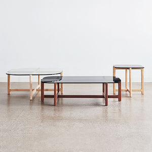 Les table à café Quarry sont une version minimaliste de la sophistication décontractée. Les matériaux contrastés révèlent la combinaison saisissante du verre et du grain de bois.