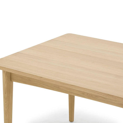 Découvrez la simplicité sophistiquée de la table Lumina. Le chêne massif et le placage assurent sa durabilité tout en ajoutant une touche raffinée.