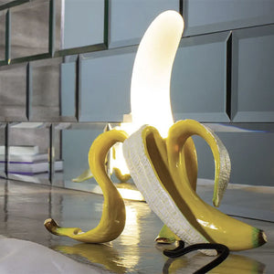 Voici la dernière venue chez Seletti, Louie, une véritable sculpture lumineuse en forme de banane pelée, imaginée par les artistes belges de Studio Job. Une touche d'humour chic, pour une déco anti-conformiste et assumée.