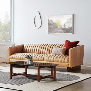Le sofa Wallace de Gus* Modern est la ré-interprétation moderne du fameux Chesterfield anglais. Son recouvrement de cuir, ses coutures, sa base en bois et ses accoudoirs inclinés font du Wallace un sofa à la fois contemporain et luxueux.
