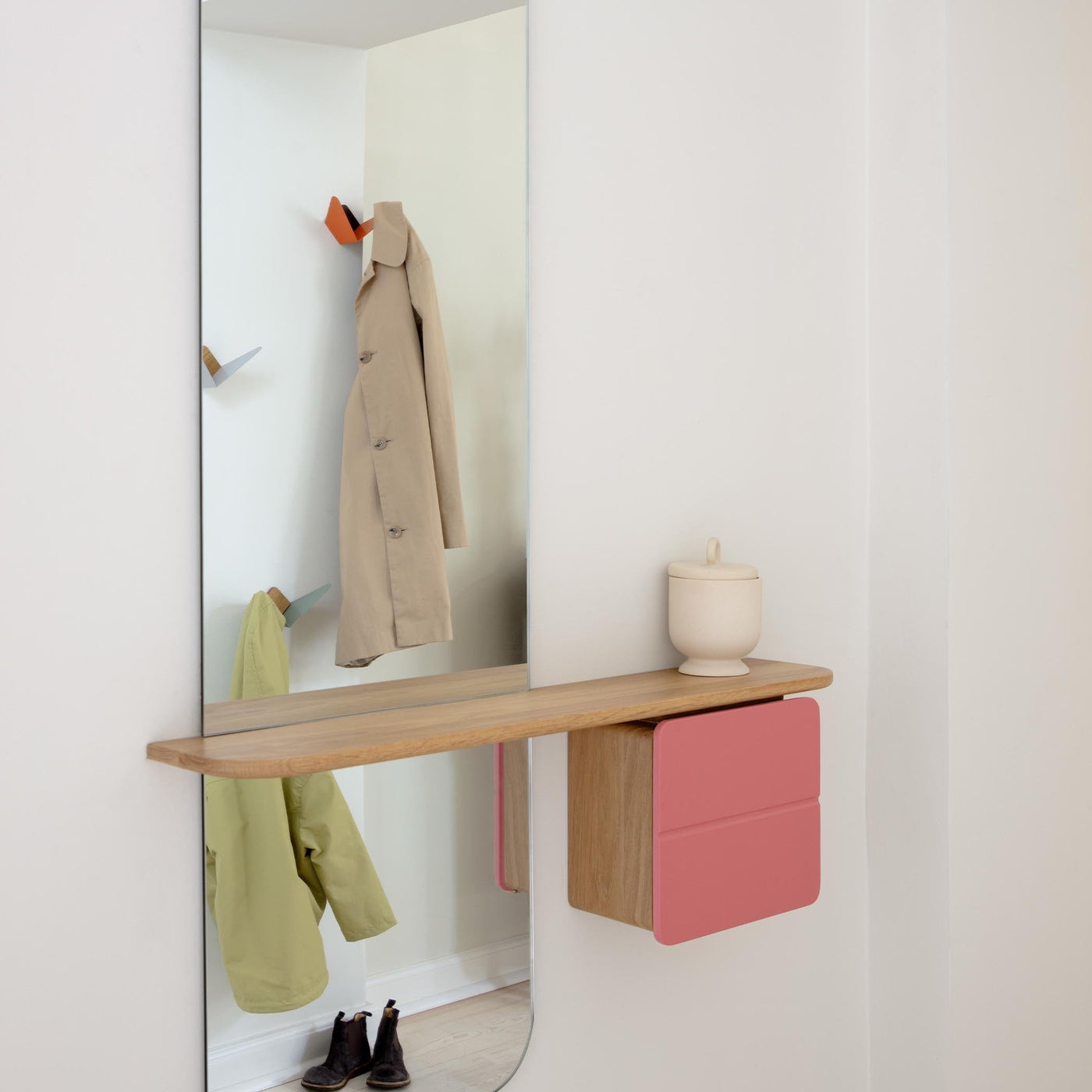 Optimisez votre espace avec le miroir One More Look d'Umage, conçu pour s'adapter aux petits espaces tout en offrant une praticité maximale.