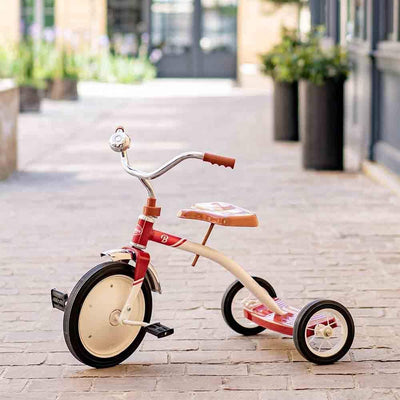 "Tricycle Ride-On Baghera pour 2 enfants : siège ajustable, pneus durables, usage intérieur/extérieur. Sécurité avec surveillance, adapté 2-5 ans."