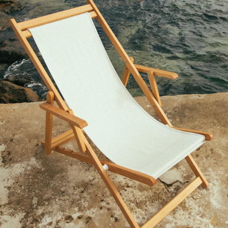 Fabriqué en Italie par des artisans de plusieurs générations, la chaise d'extérieur Beppi de Basil Bangs à un cadre en bois massif aux finitions superbes et un tissu d'extérieur de qualité supérieure