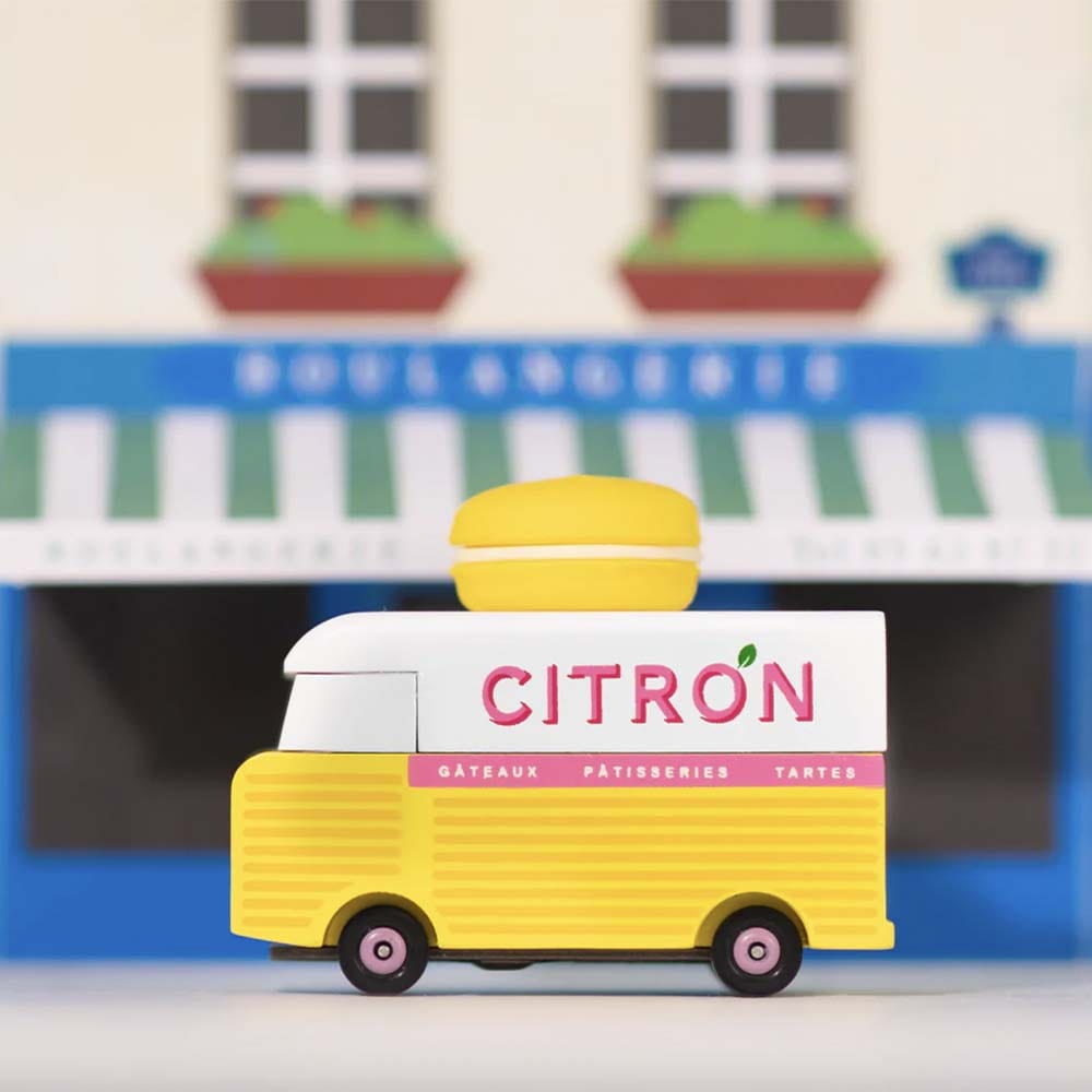 Candylab a créé de magnifiques petits food trucks pour vous donner l'appétit ! Avec leurs couleurs vives et leurs grosses enseignes sur le toit, ces fourgons vont vous donner envie de nourrir toute la ville ! Voici le fourgon de glace