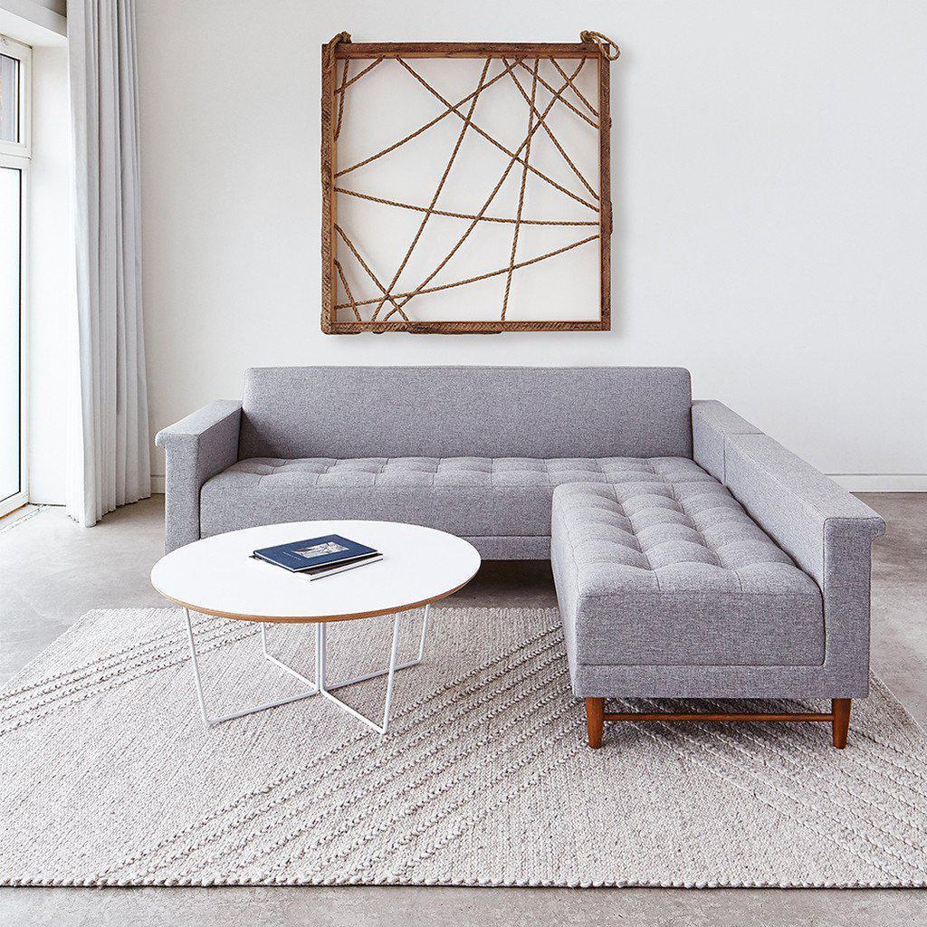 Conçu dans un style minimaliste, le tapis Avro crée une base organique et apaisante pour votre intérieur. Les variations tonales du motif ajoutent une richesse visuelle subtile, tandis que les lignes rendent hommage au design de l'avion canadien.