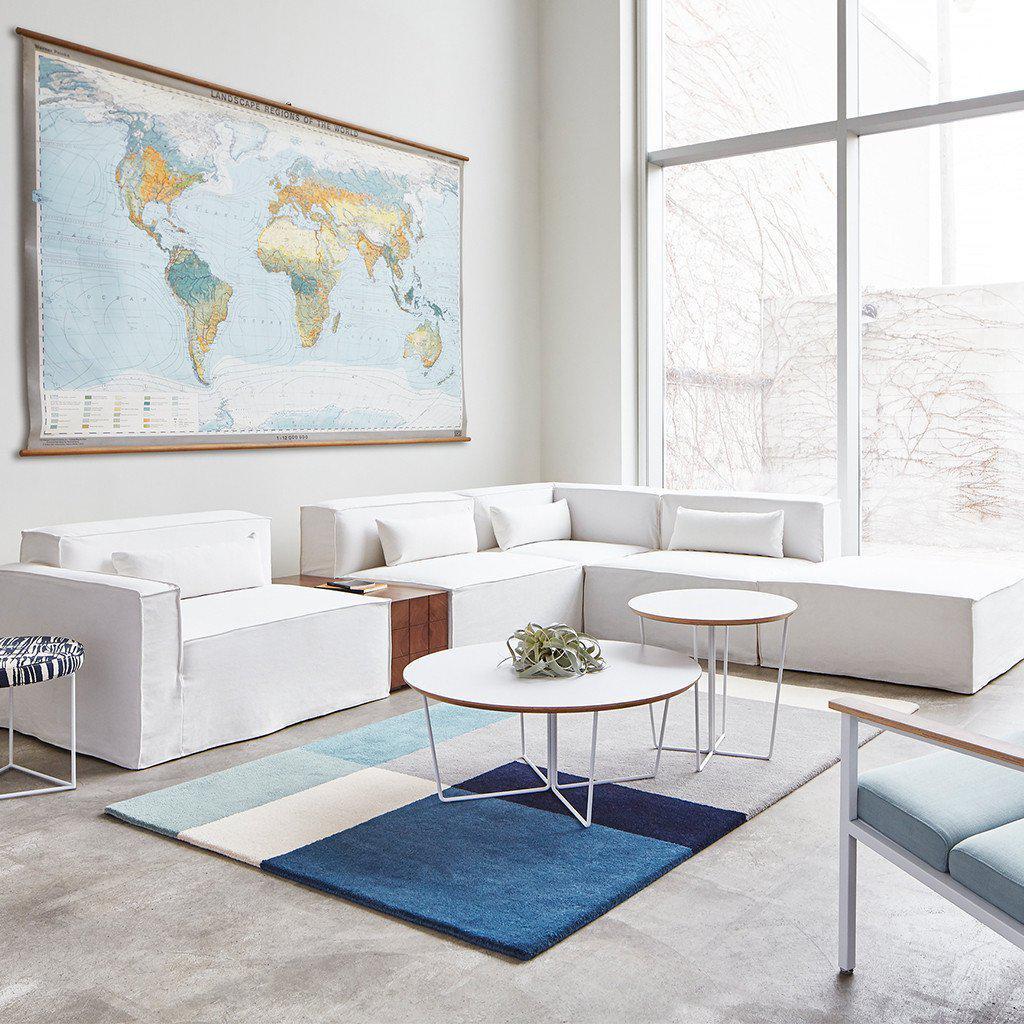 Le tapis Element de Gus* Modern est polyvalent et convient à divers espaces de votre maison. Que ce soit dans une chambre à coucher, une chambre d'enfant ou un espace de vie, ce tapis ajoute une touche de style et de confort.