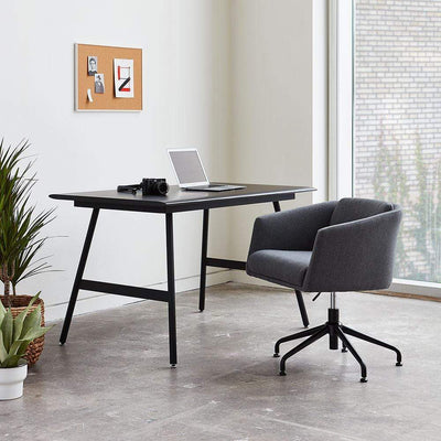 Avec sa forme élégamment rembourrée, Radius par Gus* Modern est une chaise de bureau qui séduit par sa sophistication décontractée.