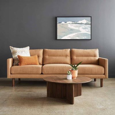 Parfait pour les salons douillets ou les halls d'entrée de bureaux animés, l’inspiration rétro du sofa Miller de Gus* Modern offre un maximum de possibilités de se prélasser avec un minimum d'effort.