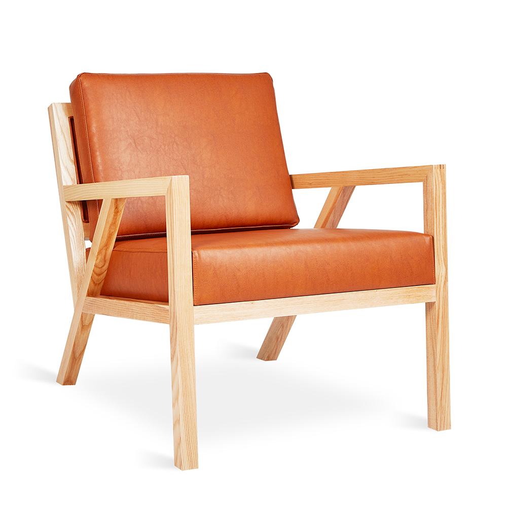 Gus* Modern Truss, fauteuil confortable, en bois et tissu, cuir vegan cognac