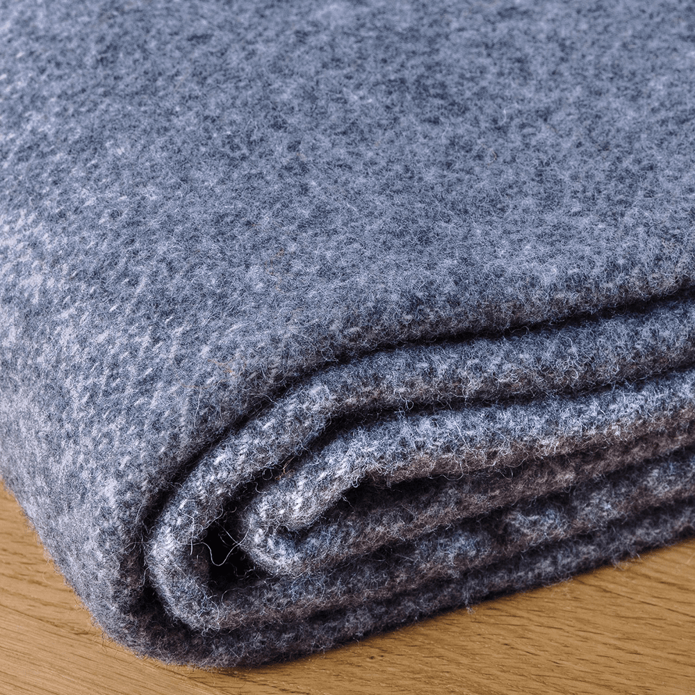 Klippan est une entreprise familiale qui a vu le jour en Suède en 1879 et qui est reconnu pour ses textiles pour maison. Selon la philosophie de Klippan, seules des fibres naturelles sont utilisées pour les produits tel que la laine pour sa jeté Peak.