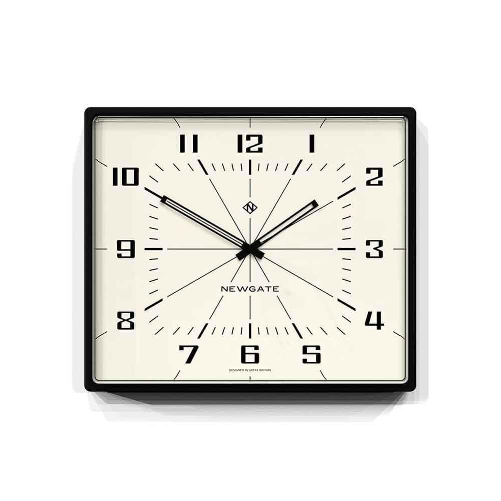 Ajoutez une touche rétro à votre décor avec Box Office de Newgate : une horloge murale au design Mid-century et au mécanisme silencieux.