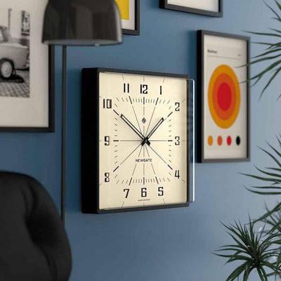 Découvrez l'élégance intemporelle de Box Office : une horloge murale en silicone noir mat avec un mouvement de balayage silencieux.