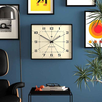Transformez votre intérieur avec Box Office : une horloge murale au charme vintage et au tic-tac discret, idéale pour une ambiance paisible.